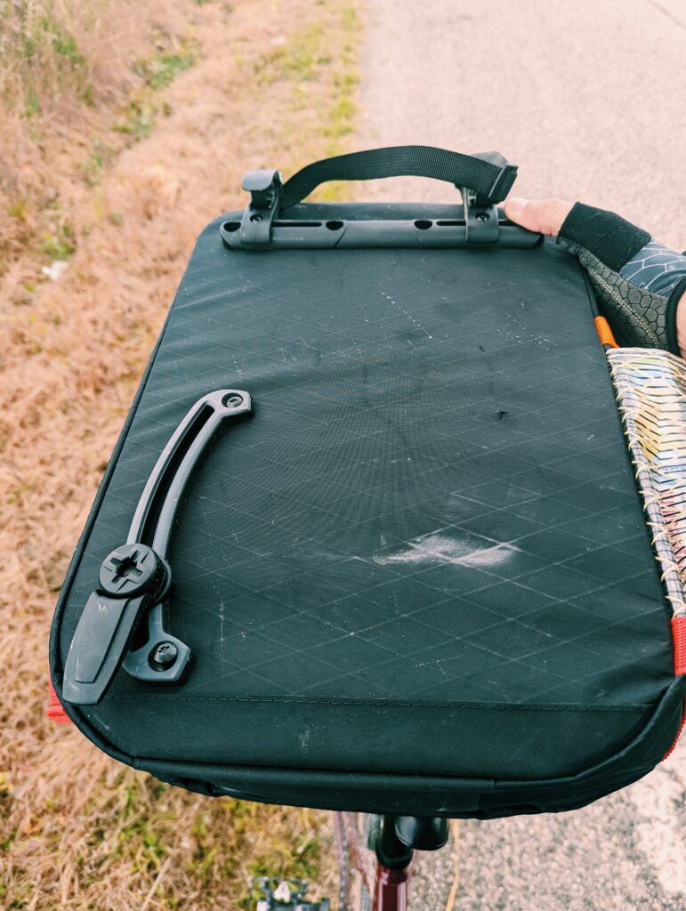 Pannier bag with broken lower attaching-system